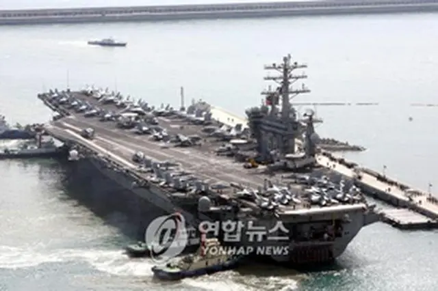 先月28日に釜山港に入稿したニミッツ級原子力空母＝（聯合）