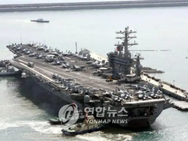 先月28日に釜山港に入稿したニミッツ級原子力空母＝（聯合）