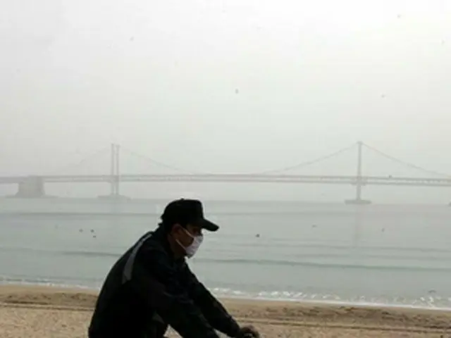 3日、釜山全域には黄砂警報が出された＝3日、釜山（聯合）