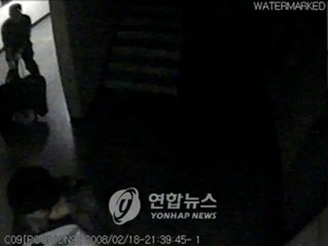 警察が公開した監視カメラ画面（麻浦警察署提供）＝9日、ソウル（聯合）