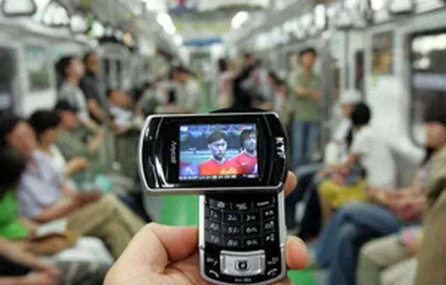 地下鉄でもテレビを楽しめる地上波DMB＝（聯合）