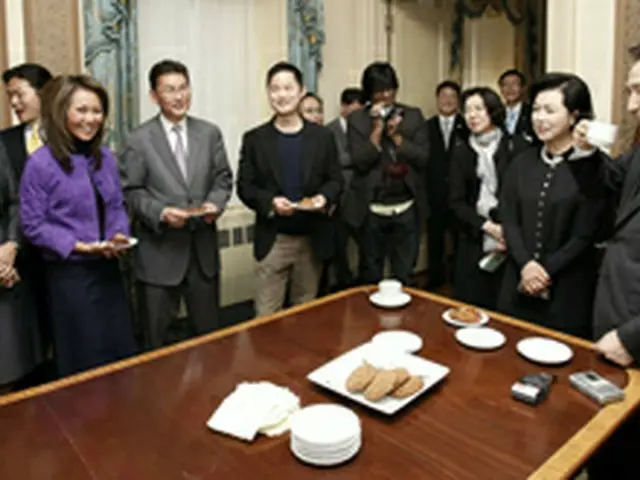 「次世代韓人同胞との対話」で歓談する李大統領（右）と出席者ら＝15日、ニューヨーク（聯合）