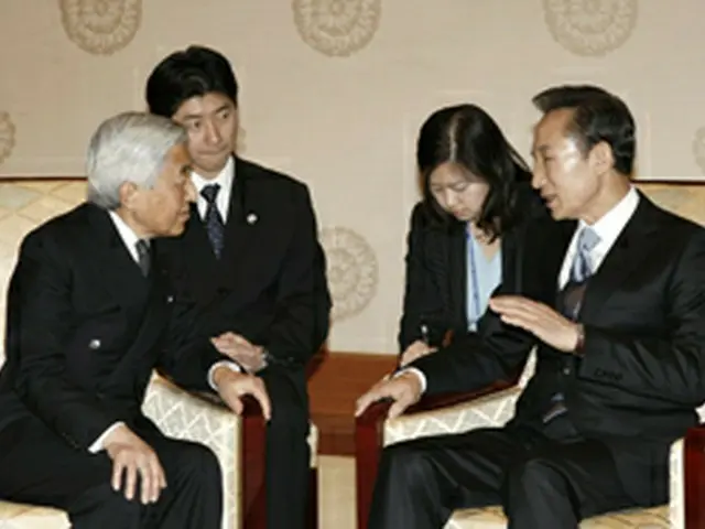 歓談する李大統領（右）と天皇＝21日、東京（聯合）