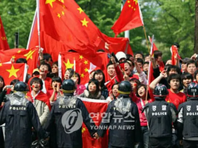ソウルの聖火リレーのようす。警察が、北京五輪反対集会を開いた韓国市民団体に近寄ろうとした中国人らの行く手を阻んでいる（聯合）