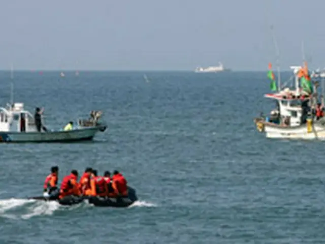 事故現場付近の海上では船やボート、ヘリによる捜索が続いている＝5日、保寧（聯合）