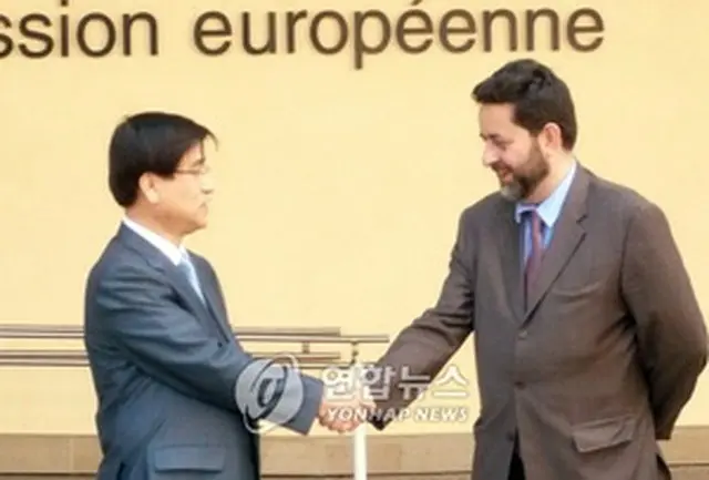 交渉初日、握手を交わす李恵民（イ・ヘミン）韓国首席代表とベルセロEU首席代表＝（聯合）