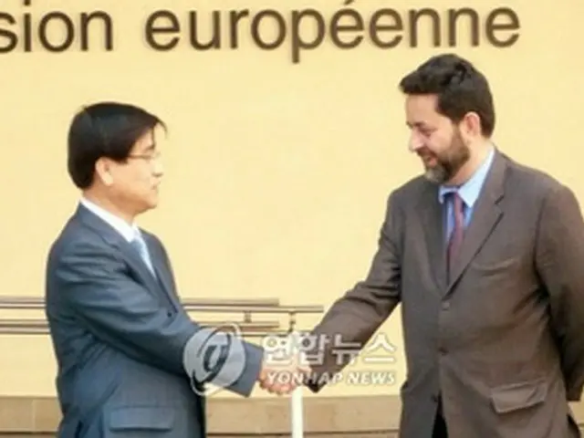 交渉初日、握手を交わす李恵民（イ・ヘミン）韓国首席代表とベルセロEU首席代表＝（聯合）