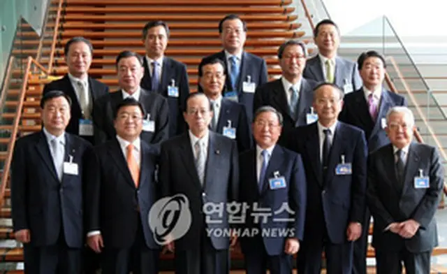 福田首相と記念撮影する韓国側代表団＝15日（聯合）