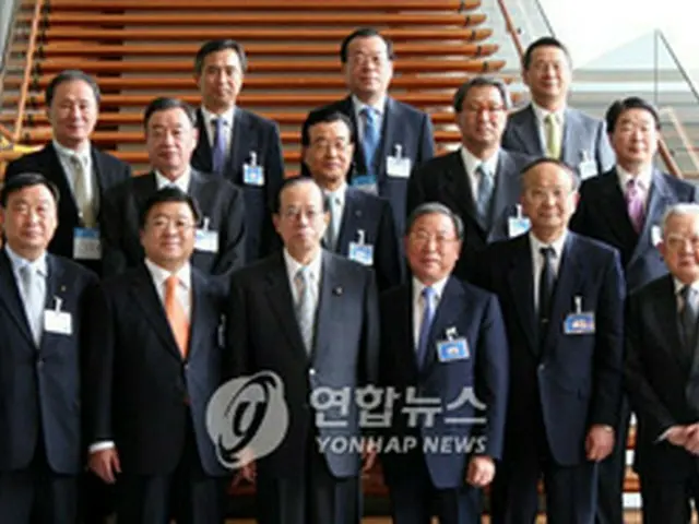 福田首相と記念撮影する韓国側代表団＝15日（聯合）