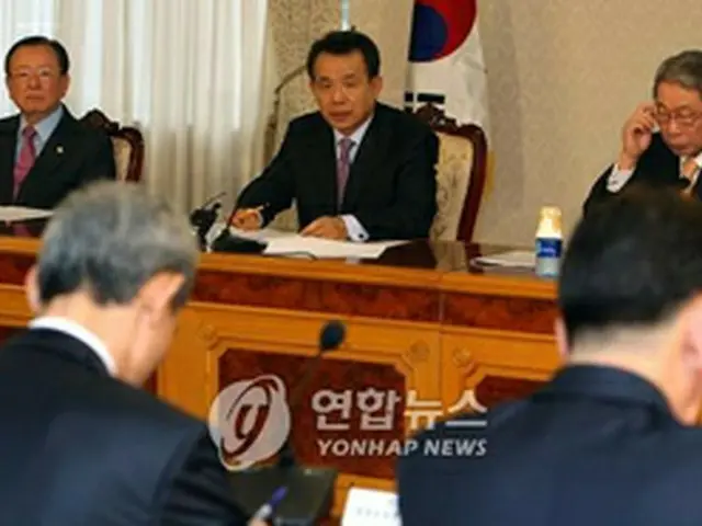 会議を主宰する韓首相＝26日、ソウル（聯合）