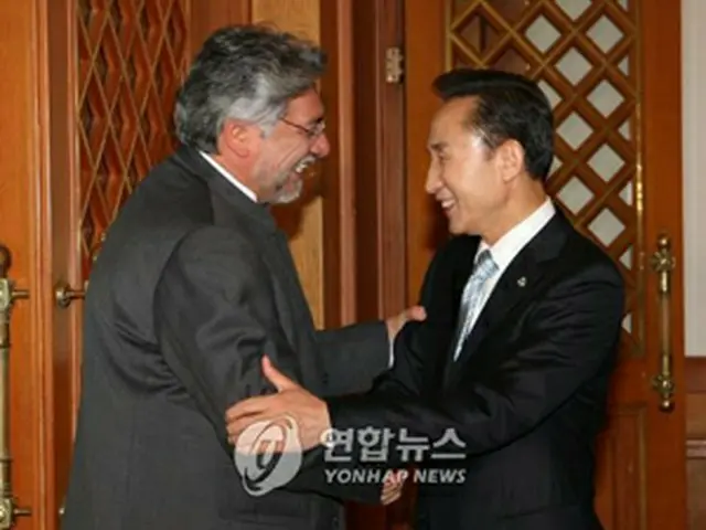 ルゴ次期大統領と握手を交わす李大統領（右）＝2日、ソウル（聯合）