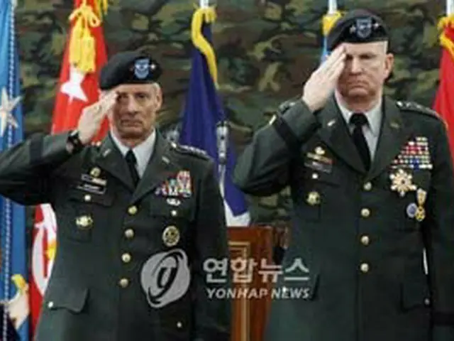 シャープ新司令官（左）とベル前司令官＝3日、ソウル（聯合）
