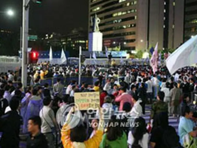光化門の交差点に集まるデモ参加者＝3日、ソウル（聯合）