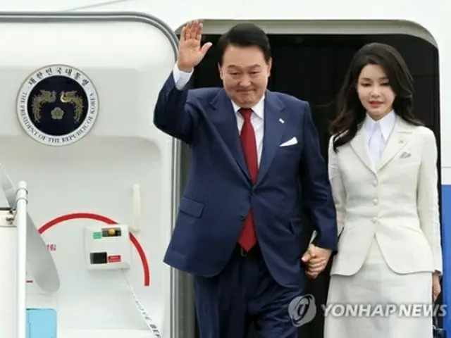 ベトナム・ハノイのノイバイ国際空港に到着した韓国の尹大統領夫妻＝２２日、ハノイ（聯合ニュース）