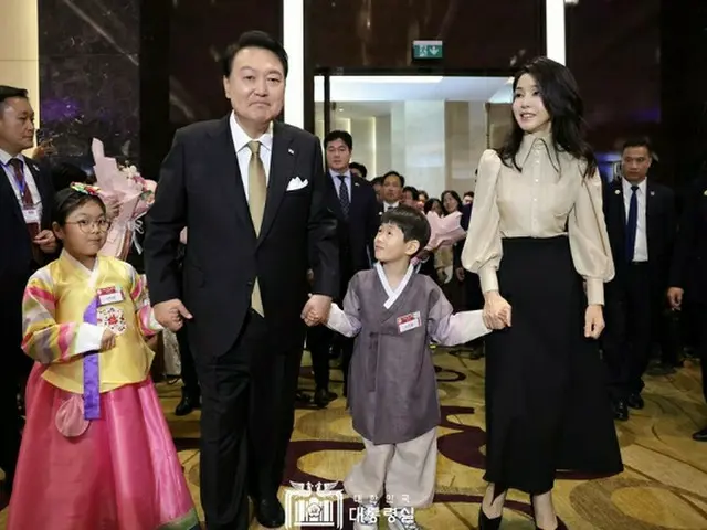 韓国の尹錫悦大統領夫妻は22日（現地時間）、ベトナム・ハノイのホテルで開かれた同胞懇談会に出席した（画像提供:wowkorea）