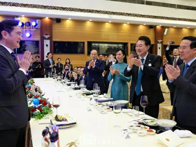 ベトナム訪問中の尹錫悦韓国大統領（右から2番目）とトゥオン・ベトナム国家主席（右）は23日（現地時間）の国賓夕食会で、誕生日を迎えたサムスン電子の李在鎔会長（左）に「バースデーサプライズ」を演出した（画像提供:wowkorea）