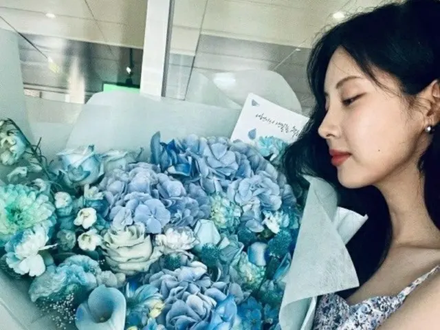 「少女時代」ソヒョン、ブルーの花束に囲まれた“プリンセス”…誕生日をお祝い（画像提供:wowkorea）