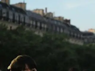 俳優ソン・ジュンギ、こんなにかっこいいパパは反則…パリを輝かすビジュアル