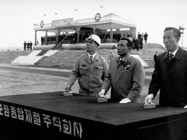 1970年4月1日、第1期浦項製鉄所の着工式で、着工ボタンを押すパク・ジョンヒ（朴正煕）大統領とキム・ハクリョル（金鶴烈）副総理、パク・テジュン（朴泰俊）社長（画像提供:wowkorea）