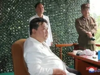 金正恩氏が折り畳み式スマホ愛用か　北朝鮮メディアの写真から