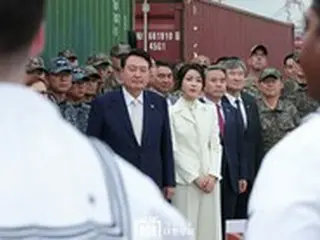 韓国大統領夫人、米韓の女性軍人に会う…「ウクライナに行けば、平和の重要性を一層悟る」