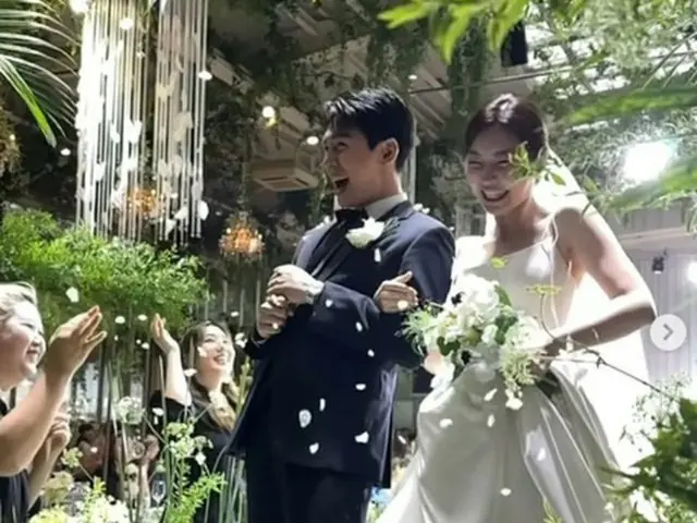 イ・サガン監督が、歌手Lady Janeとイム・ヒョンテ（「BIGFLO」出身のHIGHTOP）の結婚を祝った。（画像提供:wowkorea）