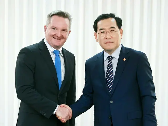 韓国の李昌洋産業通商資源相(右)とオーストラリアのクリス・ボーウェン気候変動・エネルギー相(画像提供:wowkorea)