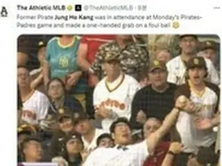 MLBの試合を観戦していたカン・ジョンホ、“素手”でファウルボールをキャッチ！