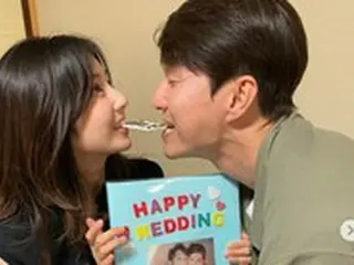 俳優シム・ヒョンタク＆妻サヤさん、ギリギリのチョコレートキス…甘～い新婚夫婦