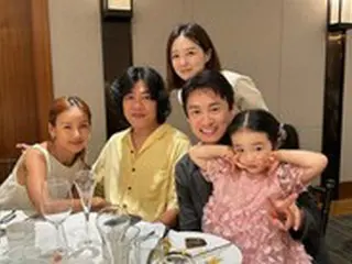 元MBCアナウンサー夫妻、イ・ヒョリ夫妻と記念ショット