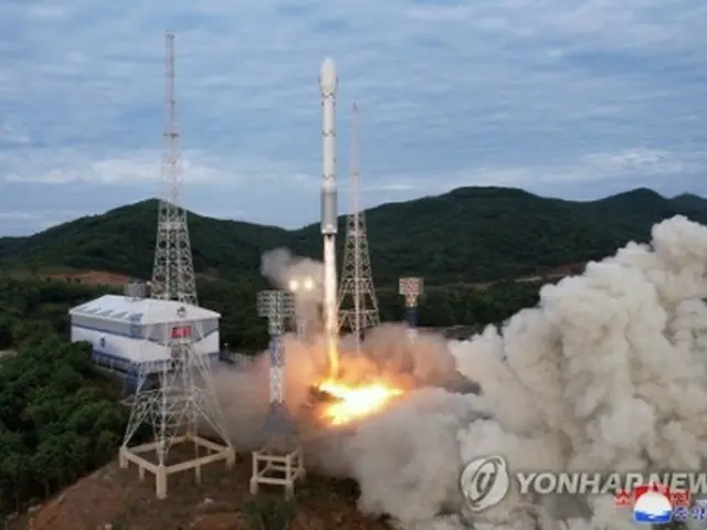 北朝鮮の朝鮮中央通信が公開した、5月31日の軍事偵察衛星打ち上げの様子。ロケットはエンジン故障で朝鮮半島西側の黄海に墜落した（資料写真）＝（聯合ニュース）≪転載・転用禁止≫