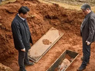 映画「破墓」キム・ゴウン&イ・ドヒョン、師弟の間に妙な雰囲気…シャーマンデュオになる
