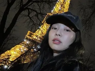 「BLACKPINK」JENNIE、シックでヒップなオーラ全開…パリを輝かす美貌
