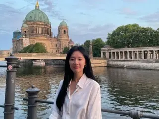 ドラマ「涙の女王」で注目の女優キム・ジウォン、白シャツにジーンズだけでもパーフェクト…共演のキム・スヒョンと和やかなコンビネーション