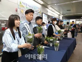 ソウル交通公社、16日出勤中の光化門駅で植木鉢1000個無料配布