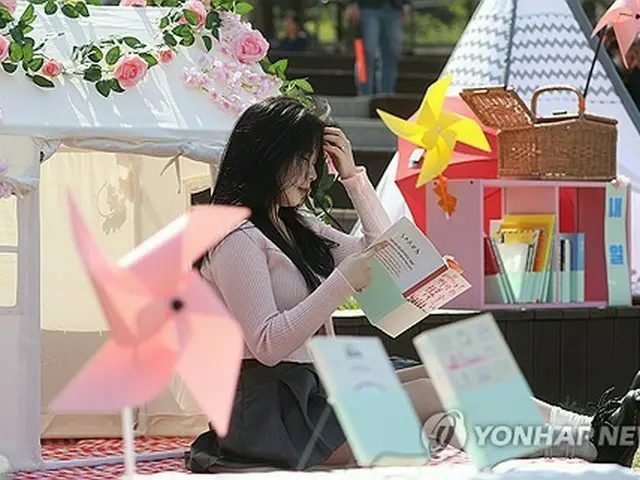 ４月１２日の「図書館の日」に、ソウル・松坡区内の公園で読書を促すイベントが開かれた（資料写真）＝（聯合ニュース）
