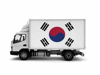 6メートルコンテナを積んで「ギリギリ」…高速道路を走る過積載貨物車＝韓国