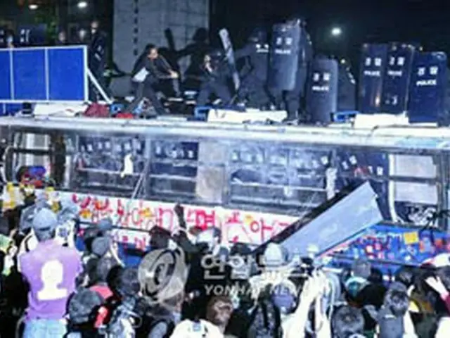 ぶつかり合うデモ参加者と警察＝8日、ソウル（聯合）