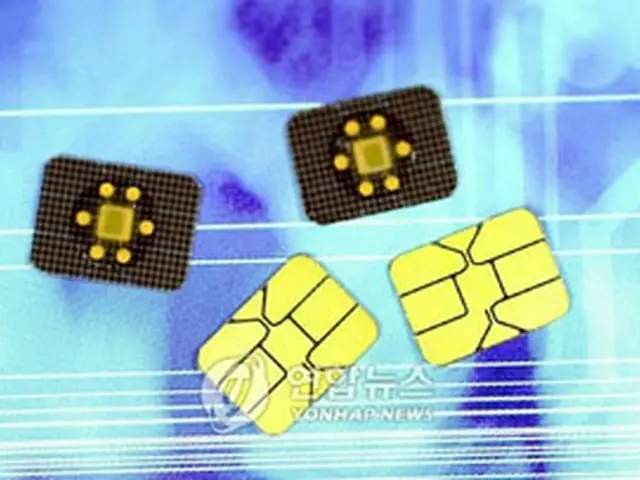 サムスン電子が開発した288キロバイトEEPROM内蔵の高性能スマートカード・チップ＝12日、ソウル（聯合）
