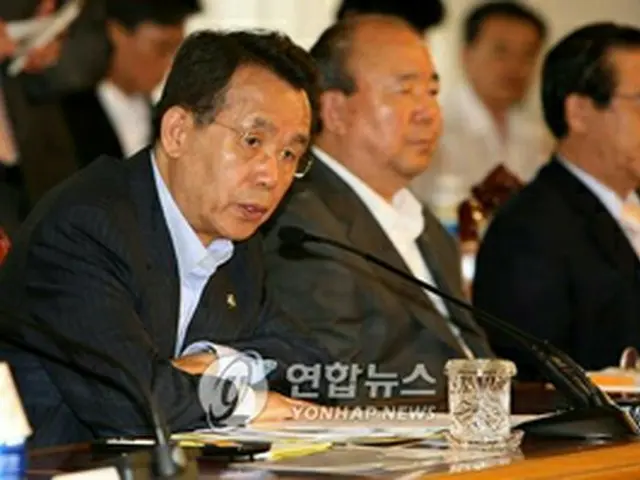 会議で発言する韓首相＝13日、ソウル（聯合）