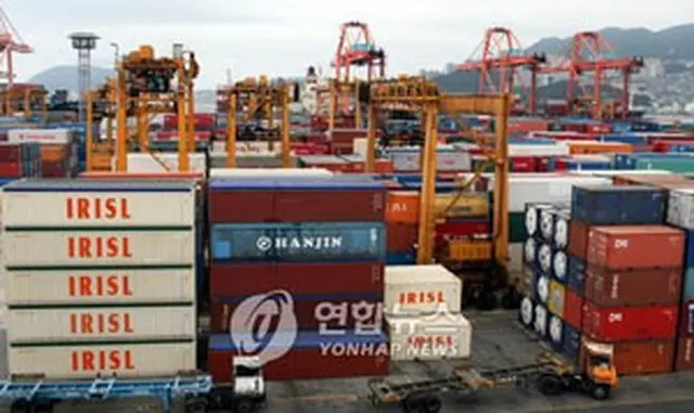運送拒否で貨物が積み上げられたままの釜山港＝17日、釜山（聯合）