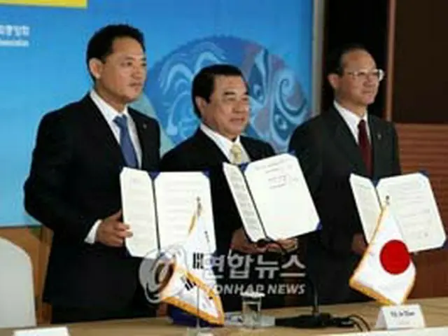 釜山宣言を発表する3カ国の観光担当相=23日、釜山（聯合）