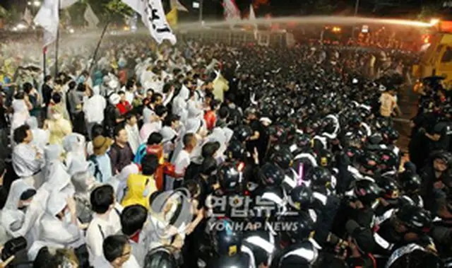 警察と対立するデモ隊＝26日、ソウル（聯合）