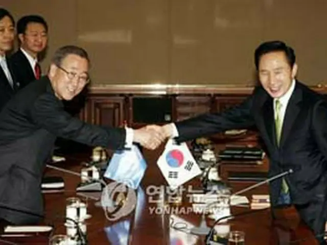 李大統領（右）を表敬訪問した席で＝4日、ソウル（聯合）
