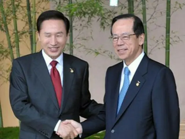 握手を交わす李大統領（左）と福田首相＝9日、洞爺湖（聯合）