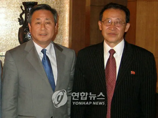 9日に2国間会合を行った金本部長（左）と北朝鮮の金桂寛外務次官＝北京（聯合）