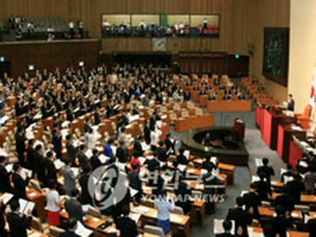第18代国会開会式で、宣誓する議員ら＝11日、ソウル（聯合）