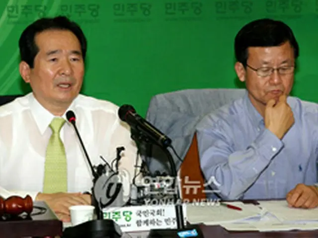 委員会で懸案を協議する丁代表（左）と元院内代表＝16日、ソウル（聯合）