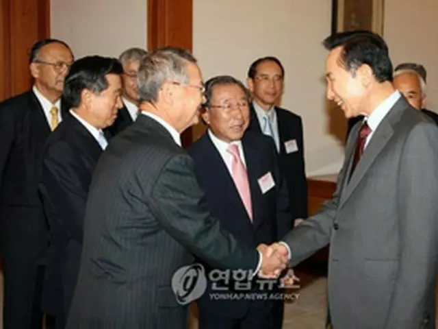 日本の財界関係者と握手を交わす李大統領（右）＝10日、ソウル（聯合）