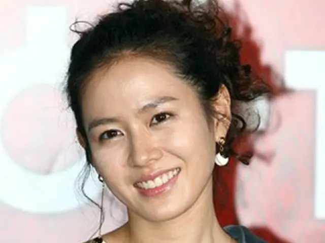 映画『妻が結婚した』のメディア試写会に出席した韓国女優のソン・イェジン＝2008年10月14日、ソウル（聯合）
